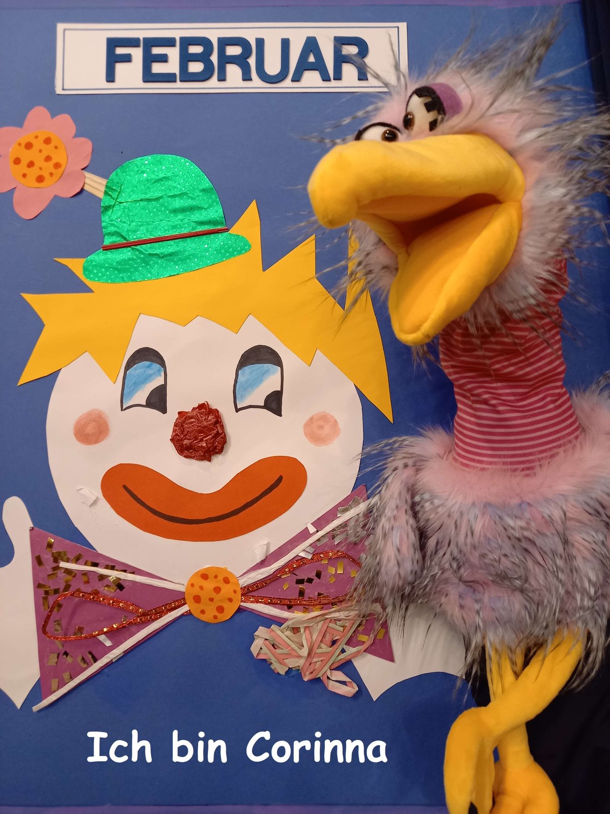 Zu sehen ist ein Faschings-Clown und eine Huhn-Handpuppe