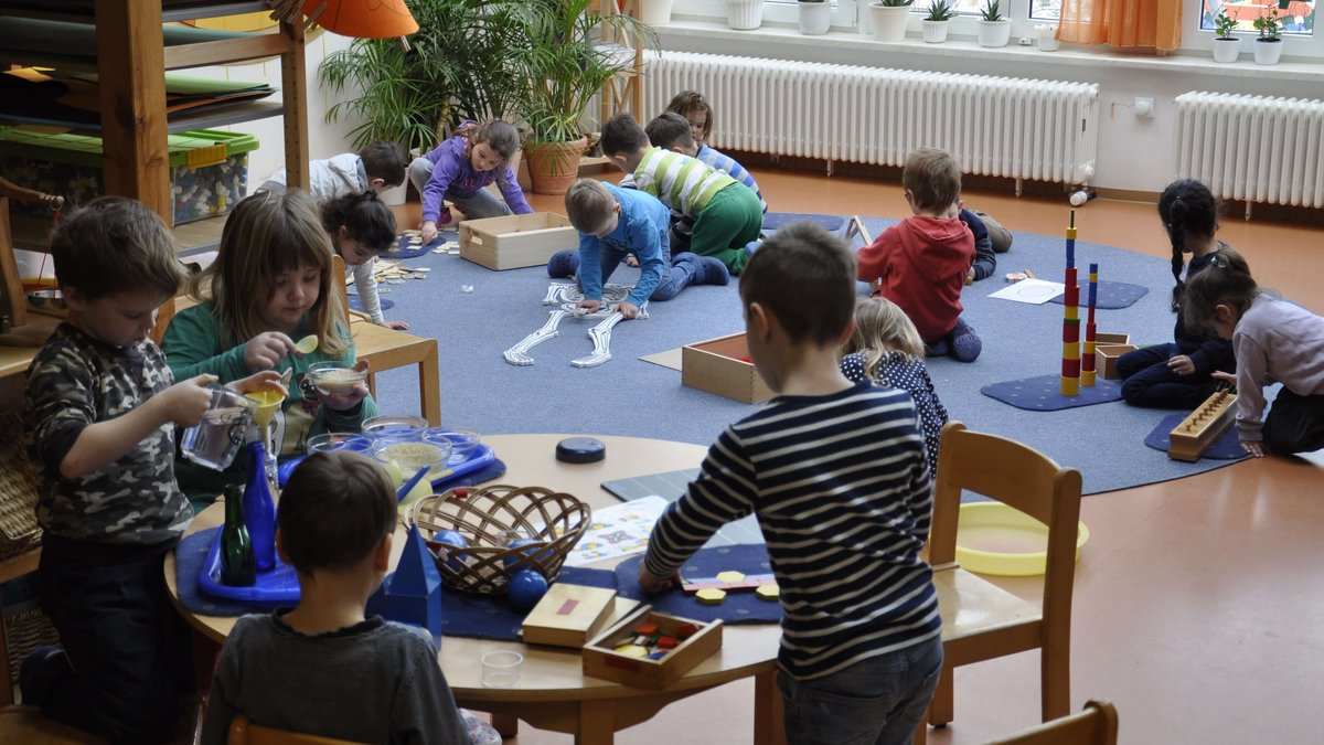 Das Bild zeigt Kinder beim Spielen in der Regelgruppe
